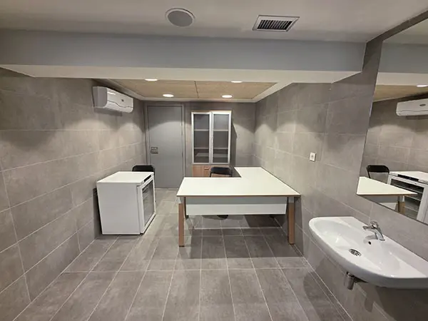 Sala de control antidopaje del Palacio de los Deportes de Oviedo preparada para las pruebas