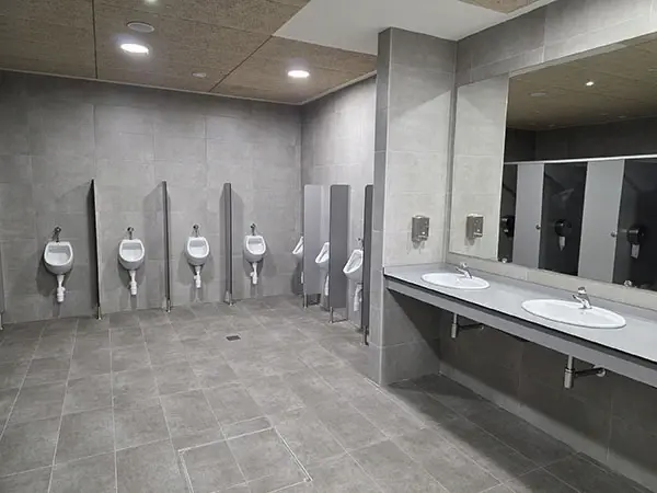 Servicios públicos del Palacio de los Deportes de Oviedo con zona de lavabos y aseos.