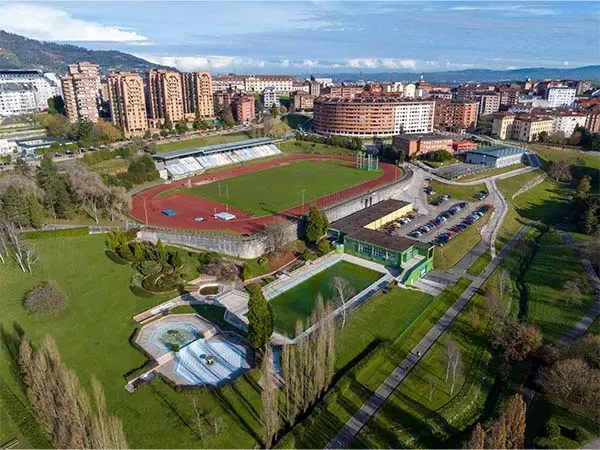 Panorámica aérea de las piscinas de San Lázaro, con vistas del Parque de Invierno e instalaciones deportivas de San Lázaro 