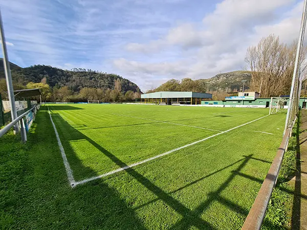 Vista del campo de juego de hierba natural desde una de las zonas de los córneres