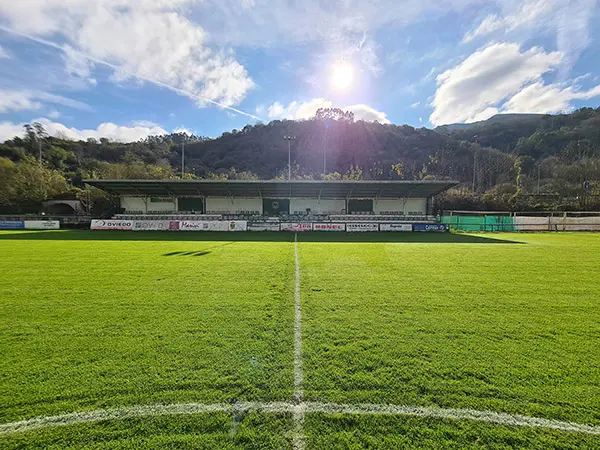 Vista de frente de una de las gradas cubiertas tomada desde el círculo central del campo de juego.