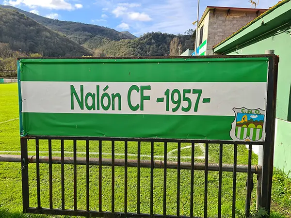 Bandera del equipo de fútbol del Nalón, dos bandas verdes separadas por una blanca, año de fundación: 1957 y escudo.