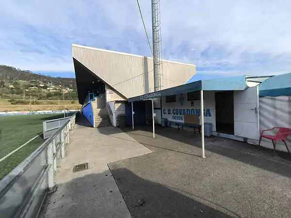 Lateral del campo de juego, vista peldaños acceso a gradas y otras dependencias instalación. Se lee C. D. Covadonga en azul