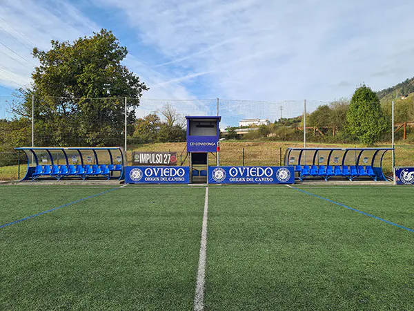  "Oviedo origen del camino",  frase turística del Camino de Santiago, detrás banquillos de suplentes y equipo técnico