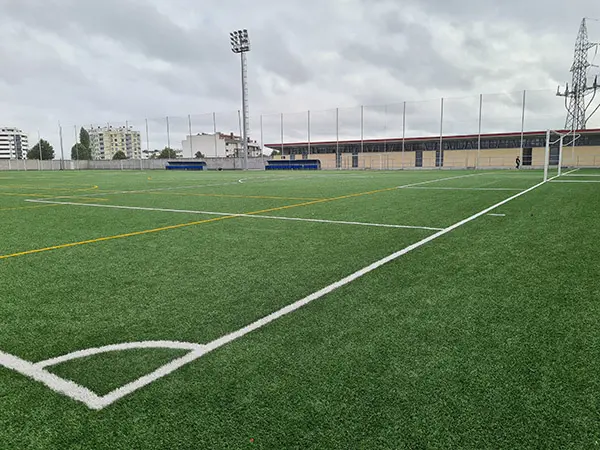 Zona del córner del campo de juego. Destacan las líneas blancas de la zona dónde se coloca el balón en primer plano