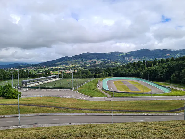 Panorámica del velódromo Luis Balagué, con los campos de fútbol 11 del Tensi a su lado