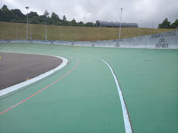 Detalle a pie de pista de la pista de hormigón del velódromo