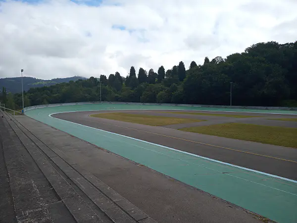 Panorámica desde las gradas de la pista del velódromo, con la vegetación que la rodea al fondo