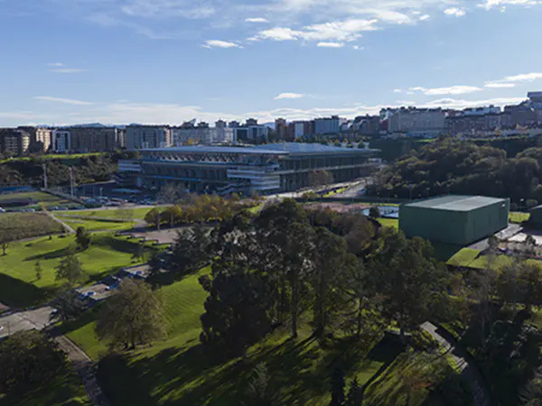 Vista aérea del Estadio Carlos Tartiere. Se aprecia también el entorno ovetense con sus altos edificios y zonas verdes