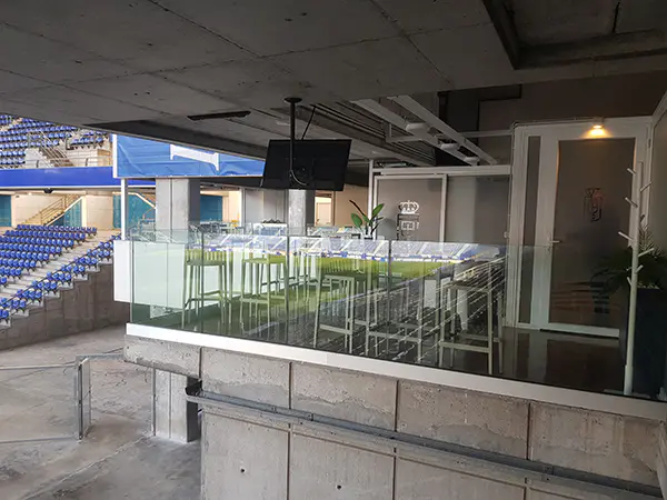 Terraza de pequeñas dimensiones. Área de ocio con mesas, sillas y televisión, zona palcos VIP