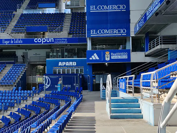 Detalle del sector Peñas azules Aparo con caterlería fondo azul  y letras blancas. En una esquina: busto Carlos Tartiere