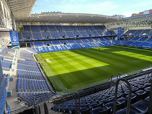 Estadio y campo de juego tomada desde parte superior de una de la tribunas, zona del córner