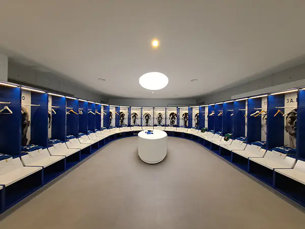Vestuario del Real Oviedo. Módulos VIP con forma ovalada, fondo blanco y fotografía de cada jugador con separadores azules