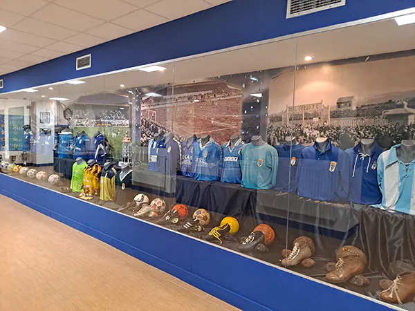 Vitrina con las diferentes equipaciones  utilizadas por el equipo de fútbol a lo largo de los años desde su creación