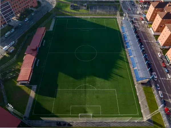 Vista aérea del campo de fútbol Manuel Díaz Vega, con las gradas laterales y los edificios circundantes