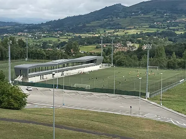 Vista aérea del campo de fútbol 11 de las instalaciones deportivas H. F. E. Tensi, con el aparcamiento y las gradas