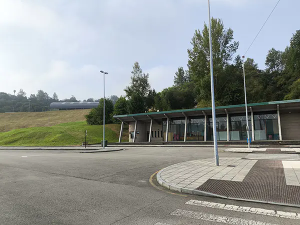 Imagen de las instalaciones frente al campo de fútbol 11, con estacionamiento en primer plano