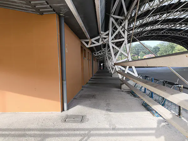 Corredor bajo la cubierta metálica de la pista polideportiva