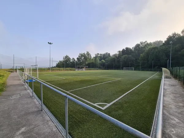 Panorámica de uno de los campos de fútbol 8 desde uno de los córneres, con las porterías y las torres de iluminación
