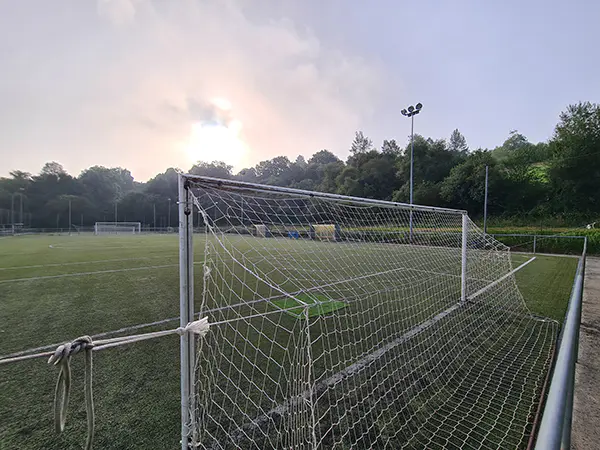Vista parcial de un campo de fútbol 8 desde detrás de una de las porterías