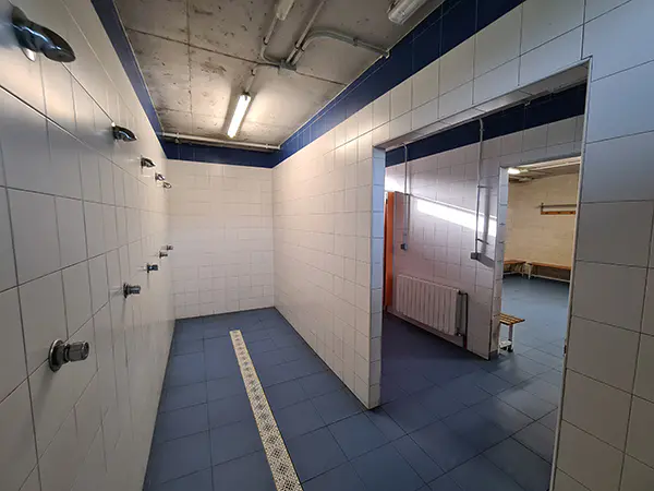 Imagen general de los vestuarios, con las duchas con azulejos