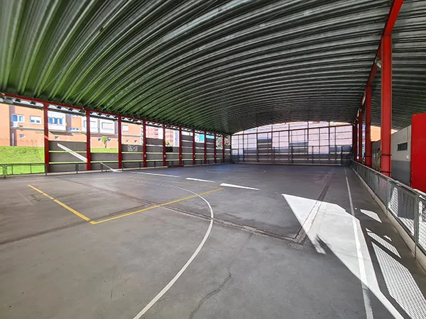 Vista del interior de la pista cubierta de hockey adyacente a las pistas de tenis