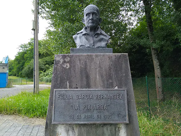 Busto de bronce sobre un pedestal de piedra, con placa metálica, dedicado a Emilia García Fernández "La Pixarra"