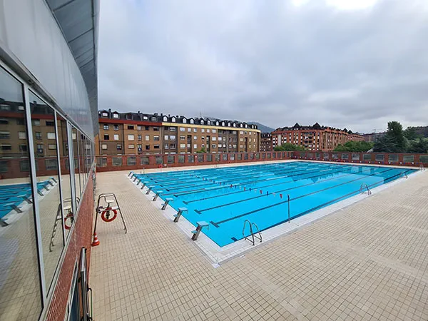 vista elevada de la piscina completa desde una esquina