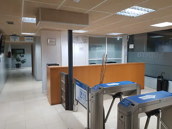 Panorámica de la zona de acceso a las instalaciones, con los tornos automáticos y el mostrador de recepción