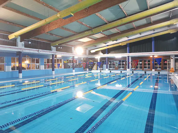 Panorámica de la piscina del centro deportivo, con vista de sus 6 calles