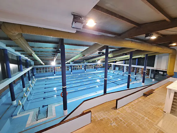 Vista lateral de la piscina desde lo alto de la rampa de acceso a la misma 