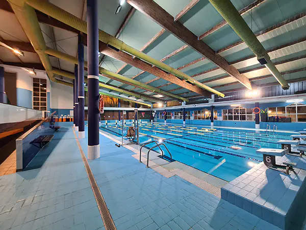 Piscina del centro deportivo, con vista en detalle de las plataformas de salida y las barandillas de acceso