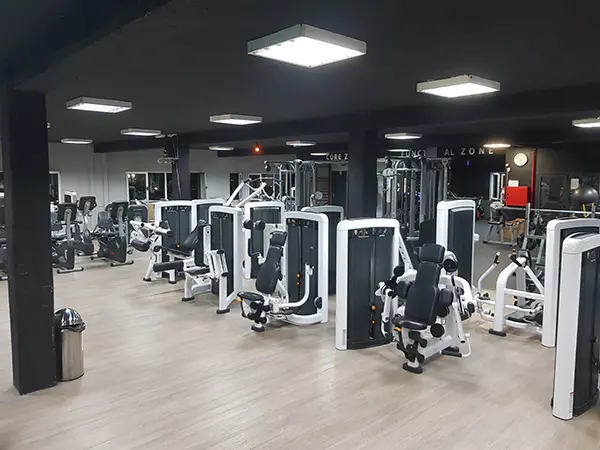 Sala de fitness, con bancos de musculación y otras máquinas de ejercicio