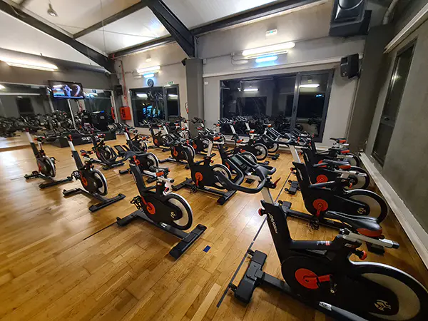Zona de "bike", con vista panorámica de las bicicletas de "spinning" y grandes ventanales alrededor de la sala