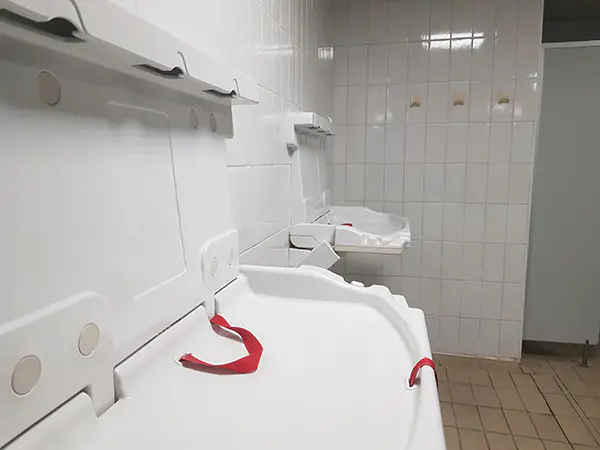Interior de los vestuarios, con vista en detalle de los cambiadores de pañales