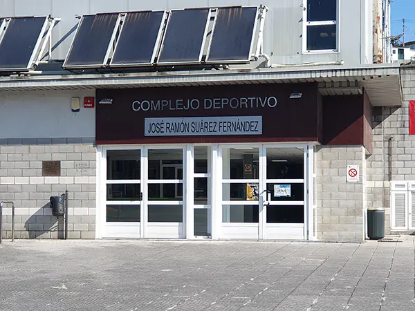 Puerta de acceso al polideportivo de San Claudio