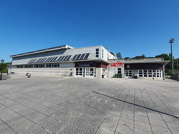 Edificio del polideportivo de San Claudio. Toma general desde plaza aledaña