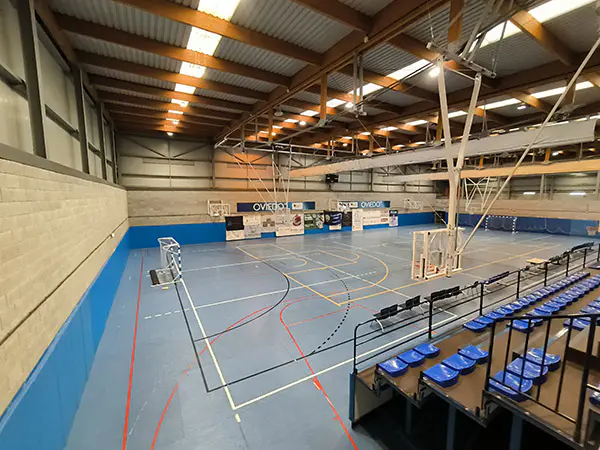 Vista de las instalaciones desde la parte alta de las gradas. Imagen de parte de las gradas y de la pista