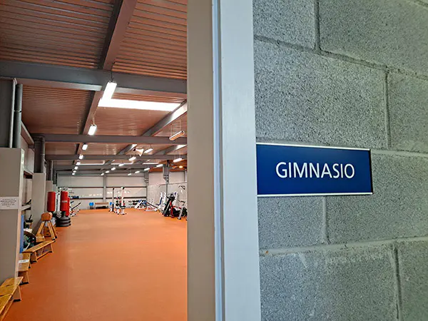 Entrada al gimnasio. Tomada desde la puerta de acceso al mismo