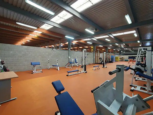 Sala de musculación con algunos aparatos de gimnasia