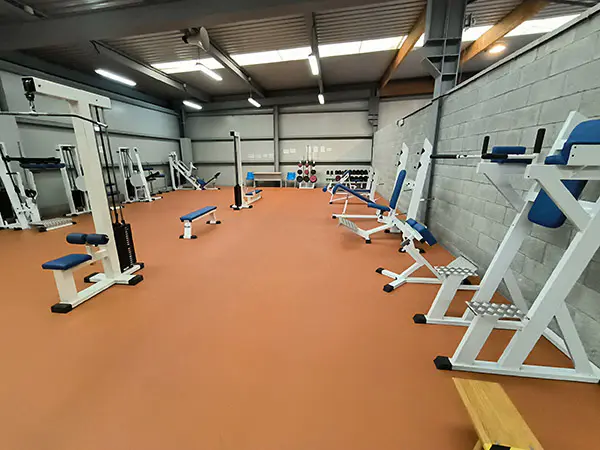 Sala con aparatos de gimnasia y musculación