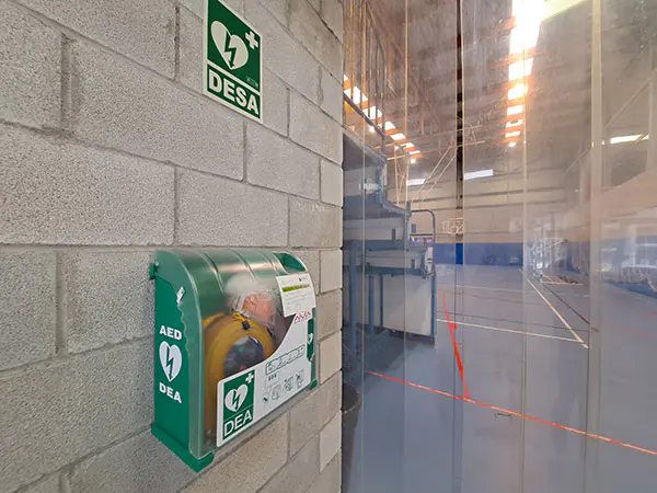 Aparato semiautomático de reanimación cardiopulmonar.DEA. Acceso a pista polideportiva
