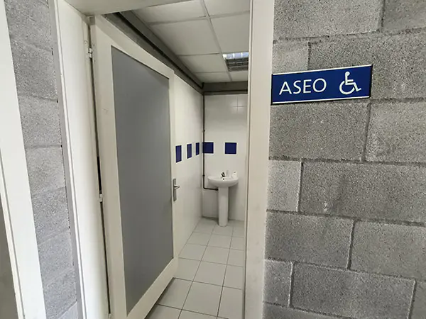 Puerta de acceso al aseo para personas con movilidad reducida