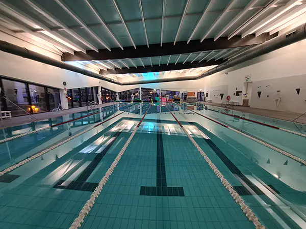 Panorámica frontal de la piscina de nado, con vista de sus 6 calles