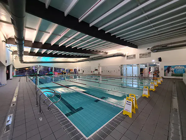 Vista lateral de la piscina de nado, con letreros de indicación del tipo de nado permitido
