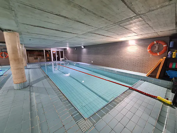 Piscina de aprendizaje climatizada, con una cuerda de seguridad y diversos accesorios de baño