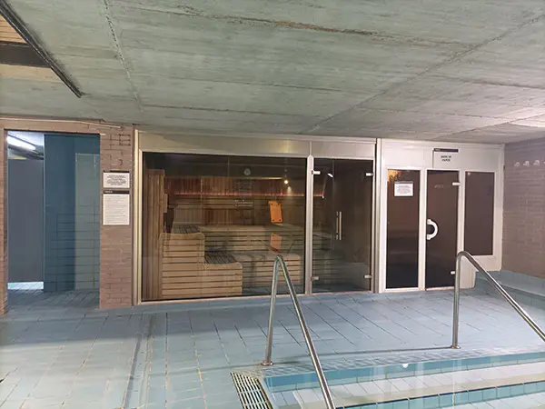 Salas de sauna y baños de vapor, con vista frontal del interior y de las escalerillas de acceso a la piscina de aprendizaje