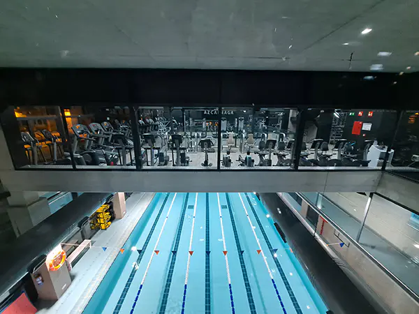 Vista de la sala de fitness y la piscina cubierta, tomada desde el primer piso