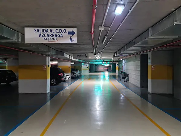 Aparcamiento del Centro Deportivo Azcárraga, con cartel indicador de la salida