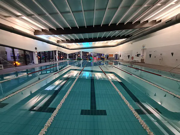 Panorámica frontal de la piscina de nado, con vista de sus 6 calles